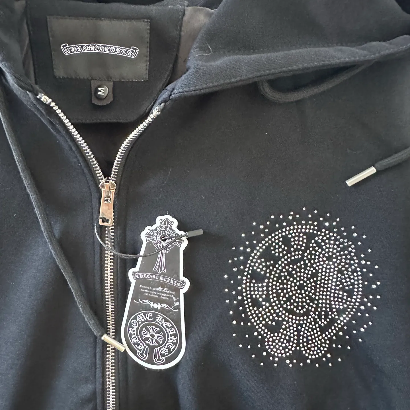 P320 Style No.: TT107 𝗖𝗵𝗿𝗼𝗺𝗲 𝗛𝗲𝗮𝗿𝘁𝘀/Cro Heart 2025 Washable Watercolor Diamond Stickers Autumn and Winter New Original Single Counter American Laser Diamond Stickers 3D Three-dimensional Color Embroidery Couple Casual Cardigan Sweatshirt 👑The highest version! Customized fabric 480g tripe terry fabric! American acid-washed and distressed original fabric, laser-burned pattern ✟Colored diamond hardware stickers, exquisite embroidery of letters! The best-selling model in the counter, very comfortable to wear. Accessories: original molded and authenticated collar label➕100% silk wash label. Genuine purchase-grade original hangtag➕matching hanging rope���3D hanging beads➕original packaging bag. Craftsmanship: The original version has consistent wiring! The highest version of the armhole matching technique! Color: Black Size: S M L XL